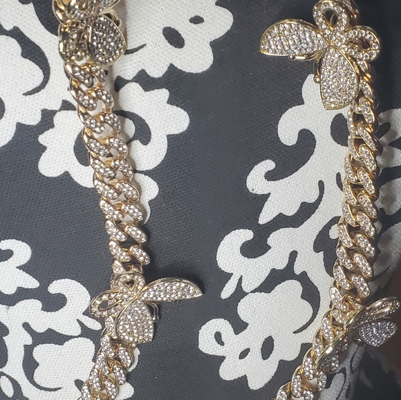Gold sparkling butterfly necklace set - Picture 2 of 2